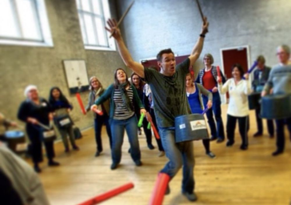 Stomp og teambuilding: Skab samarbejde gennem rytmer