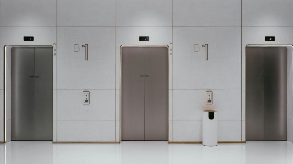 Elevator i ældre ejendomme: sådan skaber du tilgængelighed uden at ødelægge arkitekturen